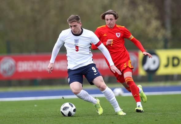Wales v England - Under-18 International Friendly, Länderspiel, Nationalmannschaft - Leckwith Stadium England s Liam Delap left and Wales Charlie Savage battle for the ball during the Under-18 International Friendly match at the Leckwith Stadium, Cardiff. Picture date: Monday March 29, 2021. Use subject to restrictions. Editorial use only, no commercial use without prior consent from rights holder. PUBLICATIONxINxGERxSUIxAUTxONLY Copyright: xDavidxDaviesx 58880501