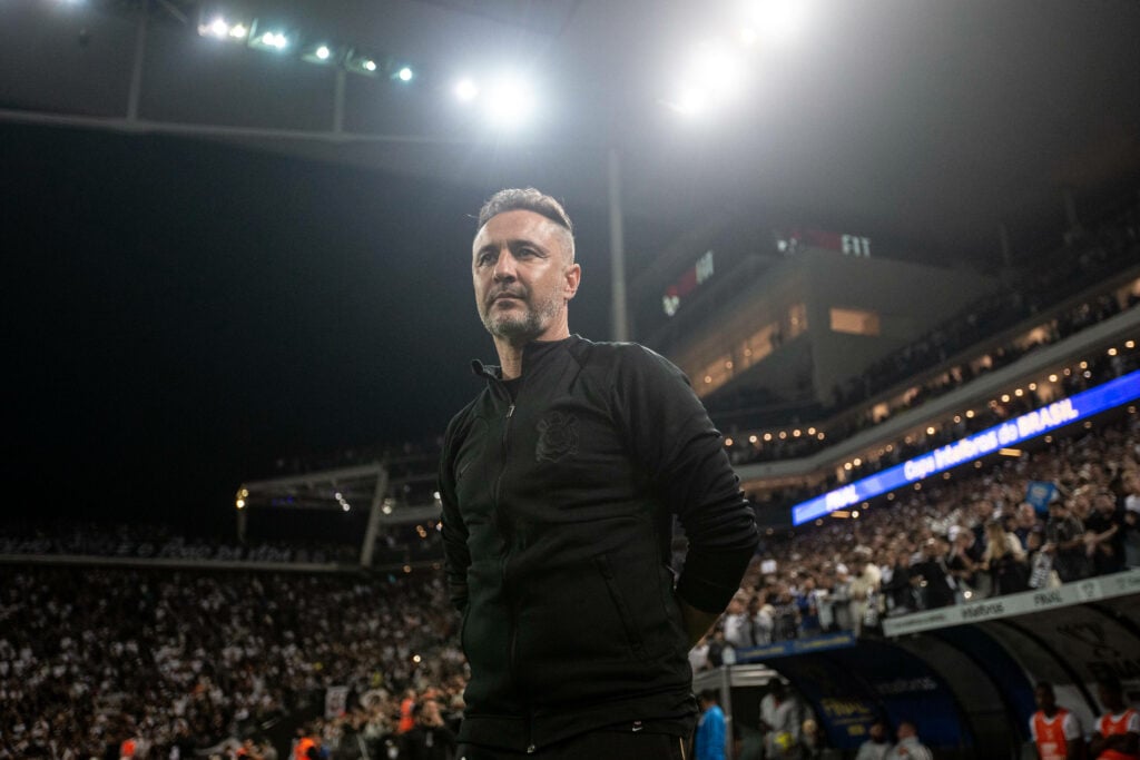 Vitor Pereira watches on